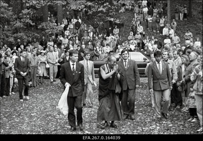 Tema Pühadus Dalai-Laama tutvub külaskäigul Eestisse Otepää ümbrusega. Vasakul Otepää linnapea Jaanus Raidal.  duplicate photo