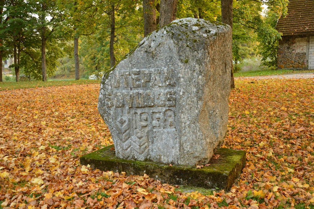 Otepää - wmee-123 - Otepää sovhoosi asutamist (1958) tähistav mälestuskivi Otepää kirikumõisas