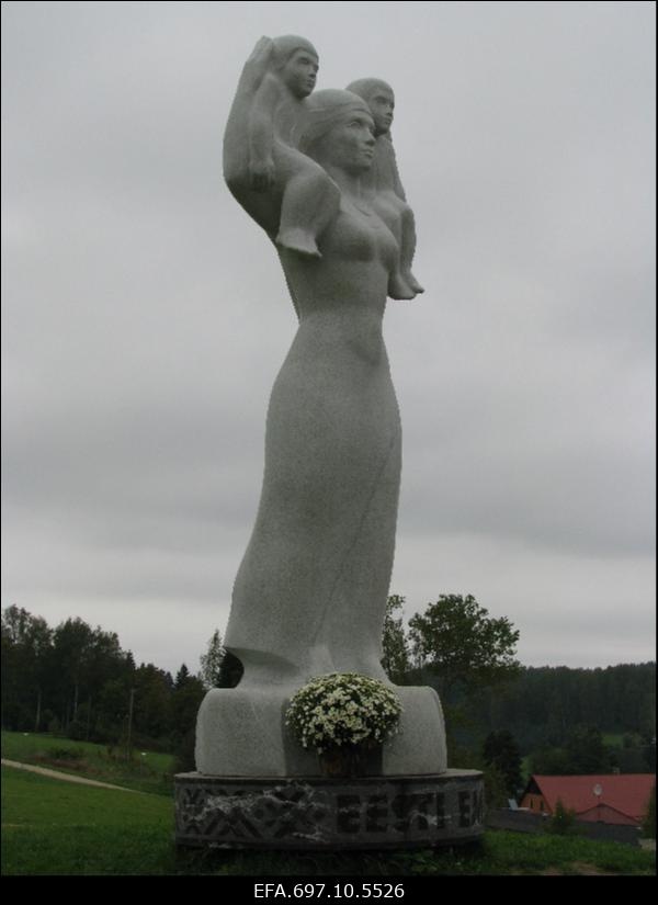 Monument Eesti emale.