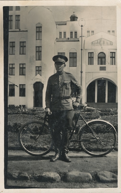 Eesti ohvitser jalgrattaga Endla teatri ees