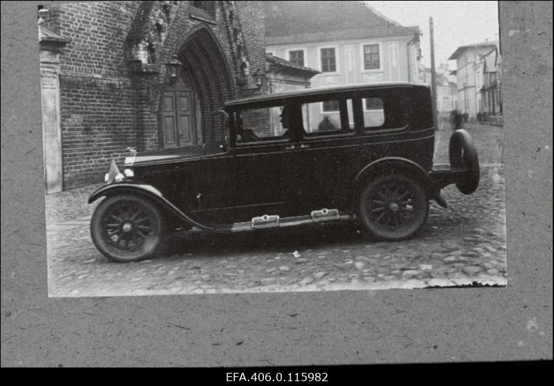1930-ndate aastate auto Jaani kiriku ees.