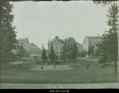 Vaade Vanale-Anatoomikumile. Esiplaanil tenniseväljak.  similar photo