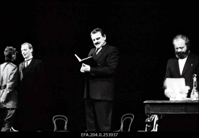 Stseen lavastusest "Nii tehti Tartu rahu" "Vanemuise" teatris.