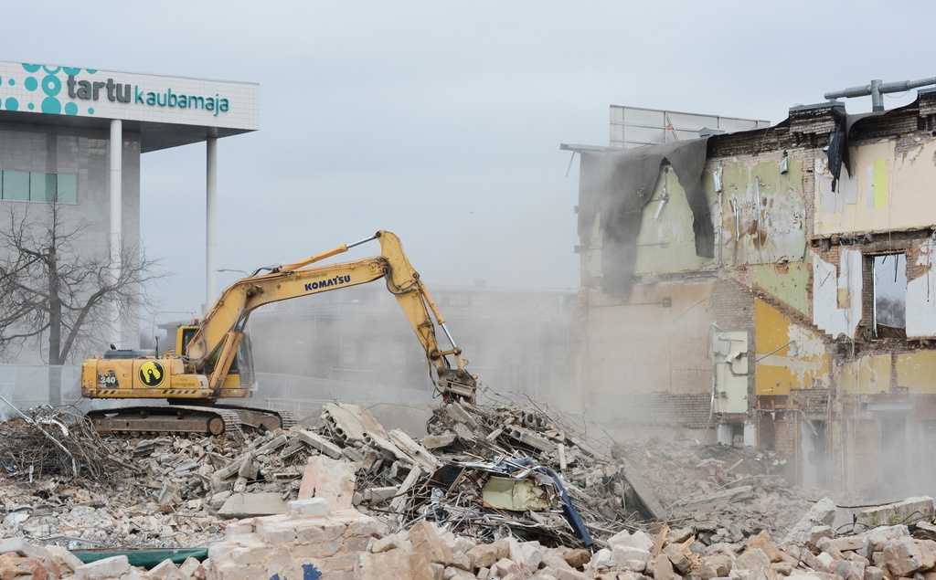 Tartu vana kaubamaja hoonekompleksi lammutamine * - Vana kaubamaja sulges uksed 28. detsembril 2013. Tartu Kooperatiivi Kaubamaja ehitati 1966. aastal. Hoone arhitektiks oli Uno Sisa.