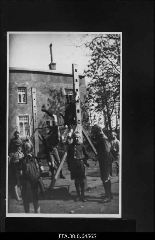 Viljandi saksa kooli õpilased vahetunni ajal õues.