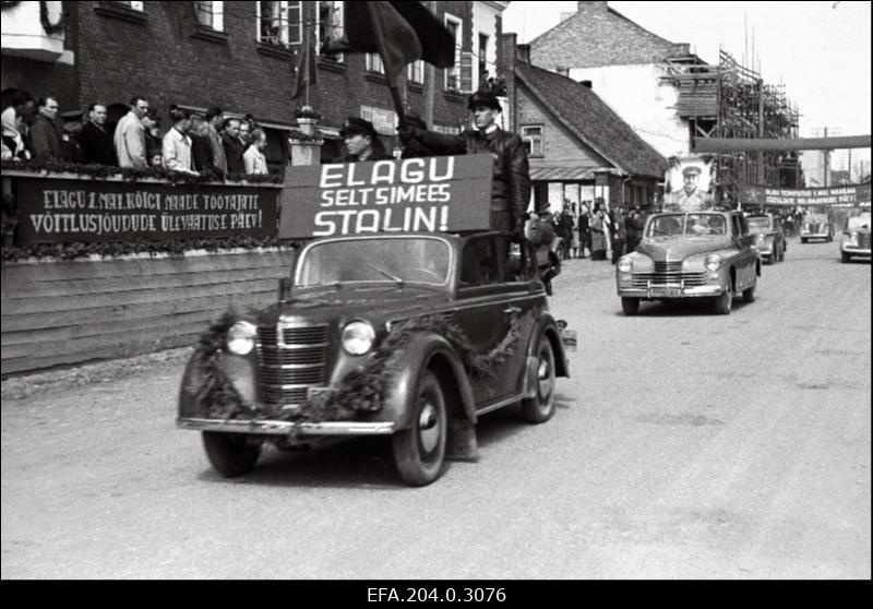 Üleliiduline miiting ja demonstratsioon Viljandis 1. mail 1950.a. Motosportlaste kolonn.