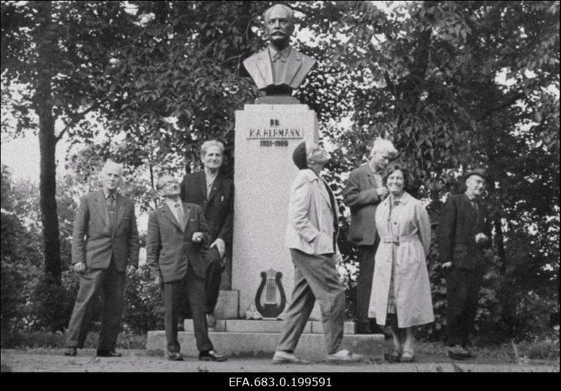 Keeleteadlase ajakirjaniku ja muusikategelase Karl August Hermanni mälestussammas linnapargis.