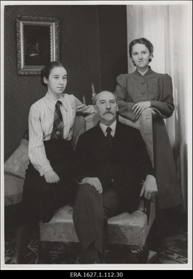 Jaan Tõnisson tütarde Hilja ja Laglega  duplicate photo