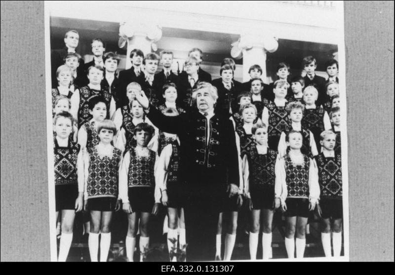 Tartu Poistekoor oma juhi Uno Uigaga Tartu Poistekooride laulupeol.