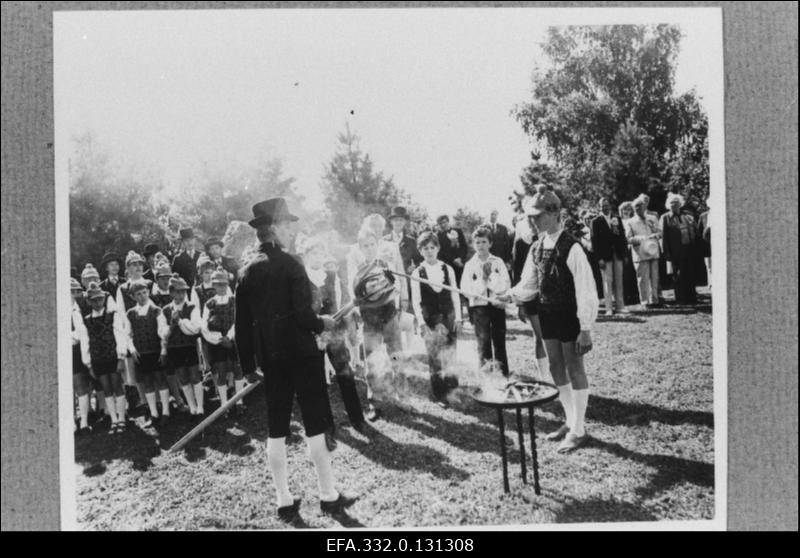 Tartu Poistekooride laulupeo tule süütavad Toomas Uibo (vasakul) ja Urmas Sahkna.