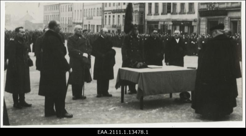 Kaitseliidu Tartu maleva 10. aastapäeva tähistamine Tartu Raekoja platsil, maleva suurtükiväe divisjoni lippu õnnistamine. Vasakult: kaitseliidu ülem Johannes Roska (Orasmaa), peaministri asetäitja Karl Einbund (Eenpalu), linnapea Aleksander Tõnisson, abilinnapea Karl Luik, divisjoni propagandapealik Arnold Peets, linnanõunikud Robert Sinka ja Julius Rosenfeldt (Roo), praostid Konstantin Kokla ja Gustav Rutopõld