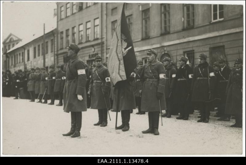 Kaitseliidu Tartu maleva 1. aastapäeva tähistamine, paraad Tartu Raekoja platsil 06.12.1925. Esiplaanil maleva pealik Villem Saarsen, keskel Vabadusristi Vendade lipp