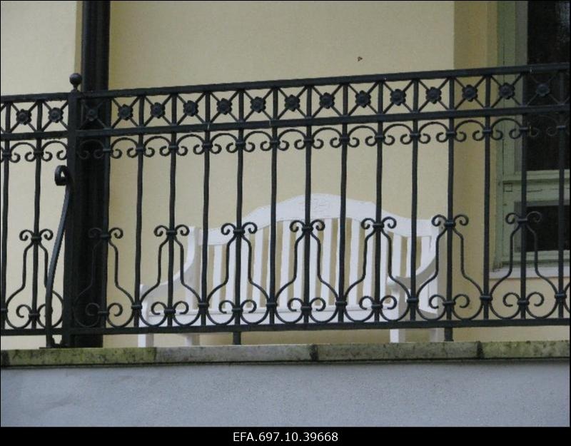 Seli mõis. Peahoone välisvaade. Piirde raudsepis.