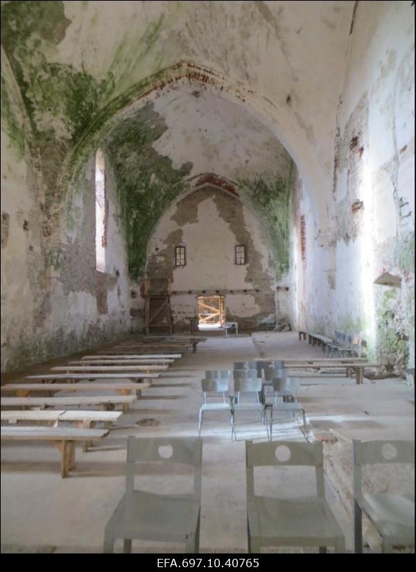 Pöide kiriku restaureerimine. Vaade altari juurest koori suunas.