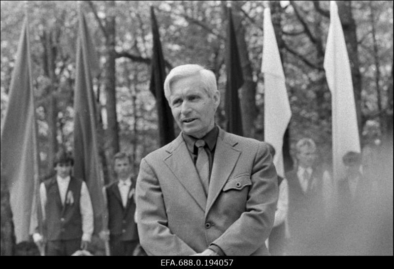 Professor Sulev Vahtre Paide 1. muinsuskaitsepäeva kõnekoosolekul sõna võtmas.