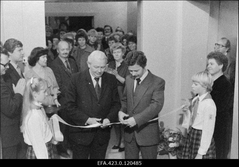 Paide Sanitaar-Epidemioloogiajaama kapitaalremonditud maja avamisel lõikavad lindi läbi Tervishoiuministeeriumi Sanitaar-Epidemioloogia Valitsuse ülem Heino Kreek (vasakul) ja EKP Paide Rajoonikomitee propaganda- ja agitatsiooniosakonna juhataja Juhan Sikk.