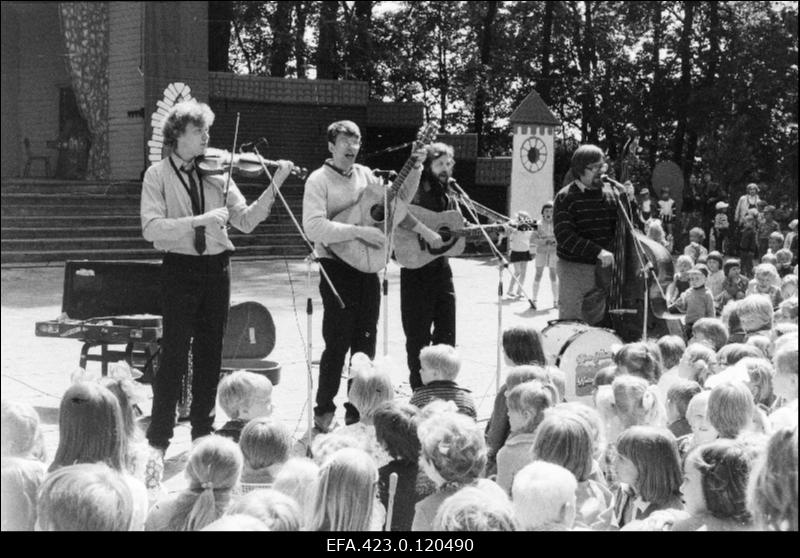 Lastepeol Paide Vallimäel esineb ansambel "Kukerpillid".