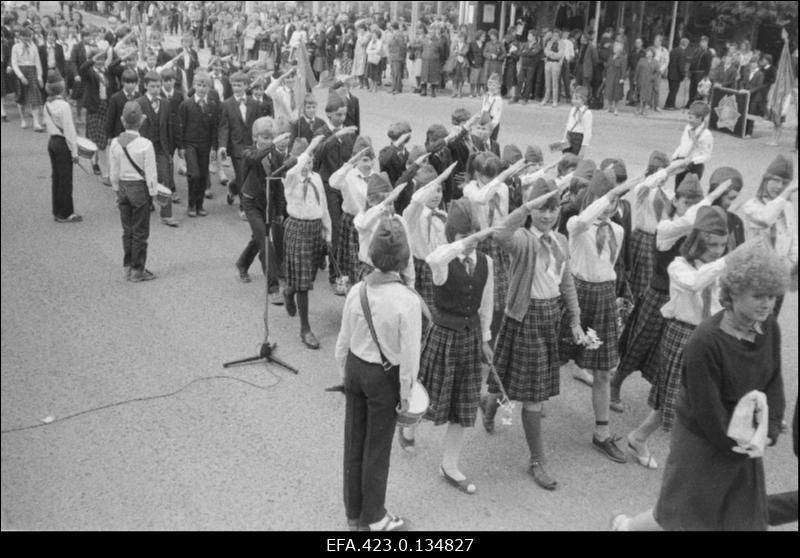 V.I. Lenini nim. Üleliidulise Pioneeriorganisatsiooni 64. aastapäeva tähistamise pioneeride rongkäik.