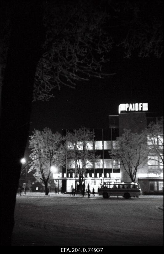 Vaade ETKVL-i hoonele Paides, kus asuvad kauplus, söökla ja restoran.