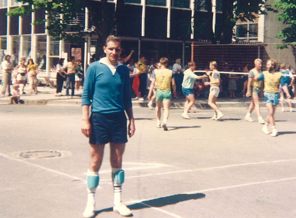 Andres Taimla 100 võistkonna võrkpalli turniiril 1993 Paides - Andres Taimla at volleyball tournament at Paide central square 1993