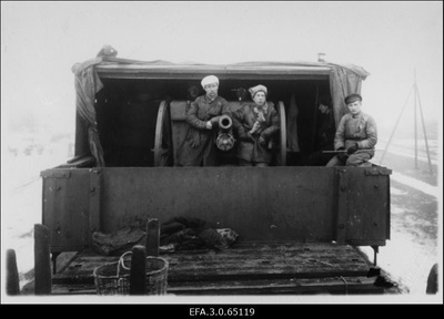 Vabadussõda. Laiarööpalise soomusrongi nr.1 komandant kapten Anton Irv (vasakul), komandandi vanemabi leitnant Eduard Neps (keskel) ja patareiülem leitnant Reinhold Sabolotny (Sabolotni, paremal) rongi suurtükiplatvormil Aegviidus.  duplicate photo
