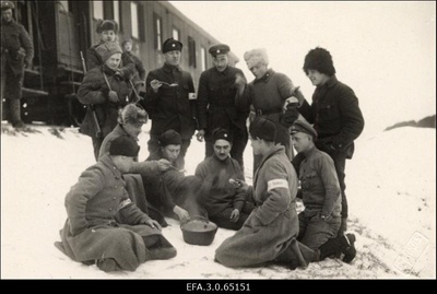 Vabadussõda. Laiarööpalise soomusrongi nr.1 sõdurid söömas Aegviidu lähedal.  duplicate photo
