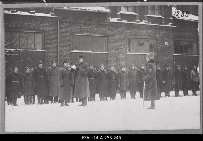 Vabadussõda. Kalevi Maleva Pataljoni tehniline rood (kuulipildujate rood) pataljoni 1.aastapäeva paraadil tuletõrjemaja juures. Rivi ees Soomusrongide Diviisi ülem alampolkovnik Karl Parts (paberiga käes), pataljoniülem leitnant Otto Tief (vasakul) ja rooduülem alamkapten Karl Paulus (mõõgaga).