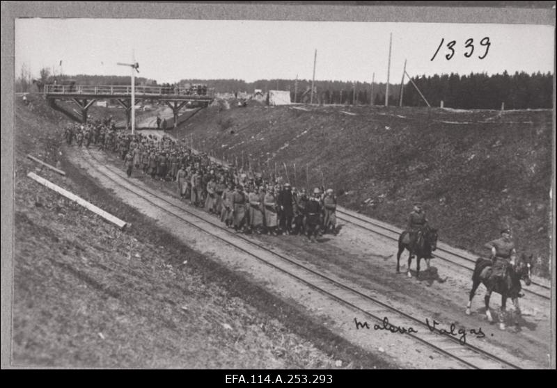 Vabadussõda. 3.diviisi reservis olevad Kalevi Maleva pataljoni  sõdurid marssimas Luke platsile õppustele. Esimesel hobusel pataljoni ülem lipnik Leopold Tõnson, teisel hobusel pataljoni adjutant leitnant Jaan Riisenberg.