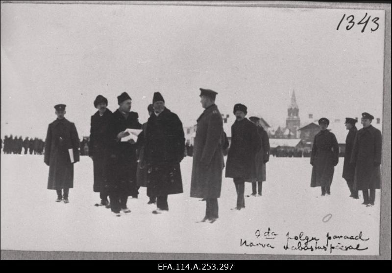 Vabadussõda. Linna vabastamise 1.aastapäeva paraad. Linnapea Robert Astrem (tsiviilisik paberitega) esineb tänukõnega. Esiplaanil küljega Sõjavägede ülemjuhataja kindralmajor Johan Laidoner, temast paremal 3.Diviisi ülem kindralmajor Ernst Põdder, äärmine vasakpoolne 9.Jalaväepolgu ülem alampolkovnik Johann Schmidt.