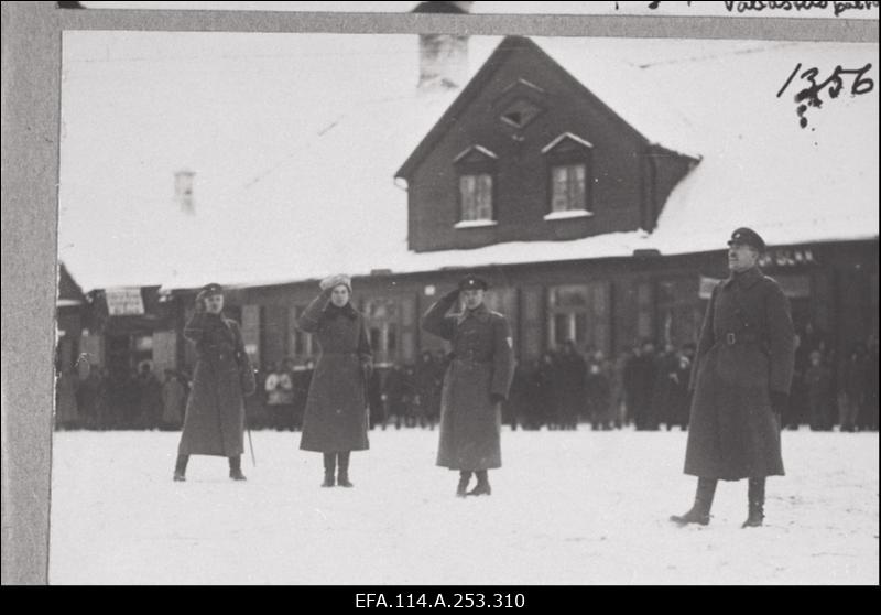 Vabadussõda. Kalevi Maleva Pataljoni 1.aastapäeva paraad. Kõneleb Soomusrongide Diviisi ülem alampolkovnik Karl Parts.  Ülejäänud vasakult: pataljoni adjutant leitnant Johannes Aro, pataljoni tehnilise roodu ülem ka paraadi rivistaja alamkapten Karl Paulus, pataljoni ülem leitnant Otto Tief.