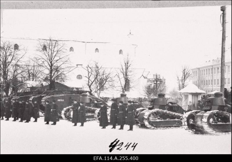 Vabadussõda. Sõjategevus Volmari piirkonnas. Soome vabatahtlikud Eestis. Tallinna garnisoni sõdurite eluolu, spordivõistlused Kalevi spordiväljakul, paraadid, õppused, õppelaagrid. Vabariigi aastapäeva paraadid. Riigikogu istung. Pilte Eesti Sõjamuuseumi eksponaatidest.