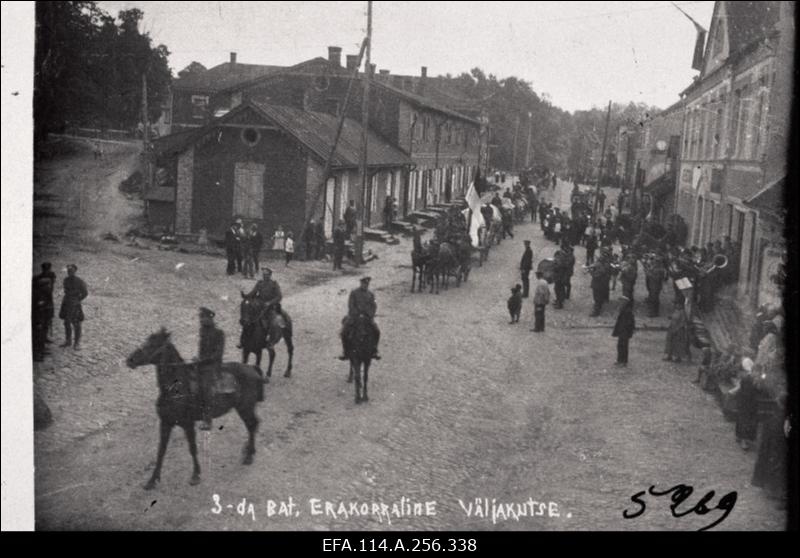 Vabadussõda. 2.Jalaväepolgu 3.pataljon marssimas Marienburgis (Aluksne).