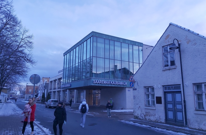 Kuressaare linn: endine turu või Kopsu kõrts ehk restoran "Kuldne Ankur" (praeguse kaubamaja asukoht). rephoto