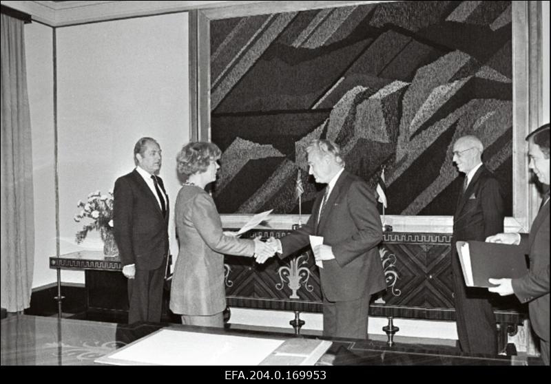 Islandi Vabariigi suursaadik Sigridur A. Snaevarr (vasakult 2.) annab volikirjad üle Eesti Vabariigi  Ülemnõukogu esimehele Arnold Rüütlile (3.), paremalt 2. Eesti välisminister Lennart Meri.