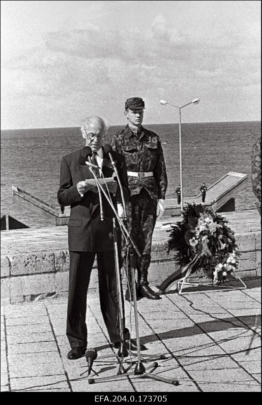 Nõukogude Armee väeosade lõplik lahkumine Eestist. Maarjamäe memoriaalansamblis toimunud miitingul kõneleb president Lennart Meri.