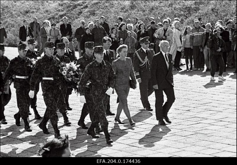 President Lennart Meri (ees) sammub koos abikaasa Helle Meriga (teine rida keskel) ja saatjaskonnaga Maarjamäe memoriaalansambli juurde, kus toimub miiting Nõukogude armee väeosade lõpliku lahkumise puhul Eestist.