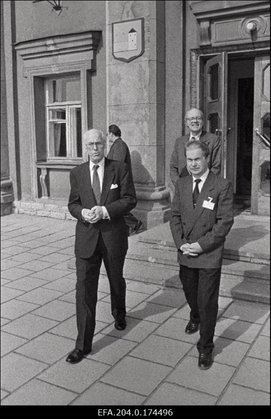 President Lennart Meri (vasakul) linnavalitsuse hoone ees Jõhvis.