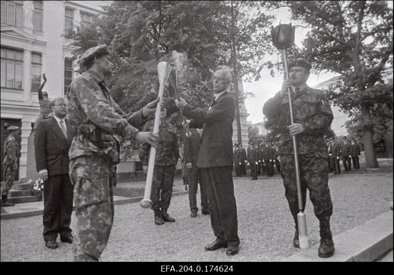 Kaitsejõudude paraad ja tule süütamine võidupühal. Keskel president Lennart Meri, paremal Kaitseliidu ülem Johannes Kert, vasakult 1. peaminister Mart Laar.