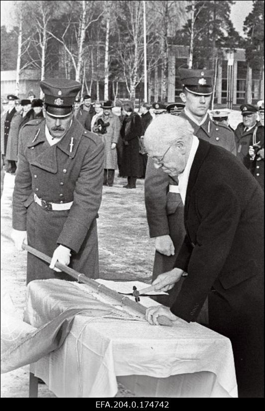 Balti riikide presidendid Adažis Balti Rahuvalve pataljonis. Eesti Vabariigi president Lennart Meri lööb pataljoni õppekeskuses lipuvardasse naela.