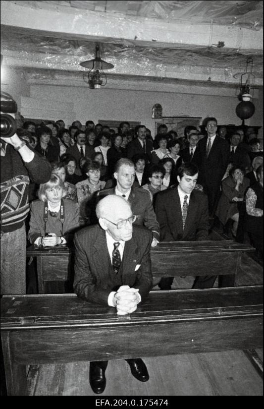 President Lennart Meri (ees keskel) Palamuse O. Lutsu Kihelkonnakoolimuusemis.