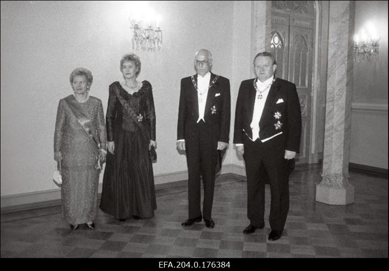 Eesti Vabariigi president Lennart Meri koos abikaasa Helle Meriga (vasakult 2.ja 3.) Soome Vabariigi presidendi Martti Ahtisaari ja presidendi abikaasa vastuvõtul.
