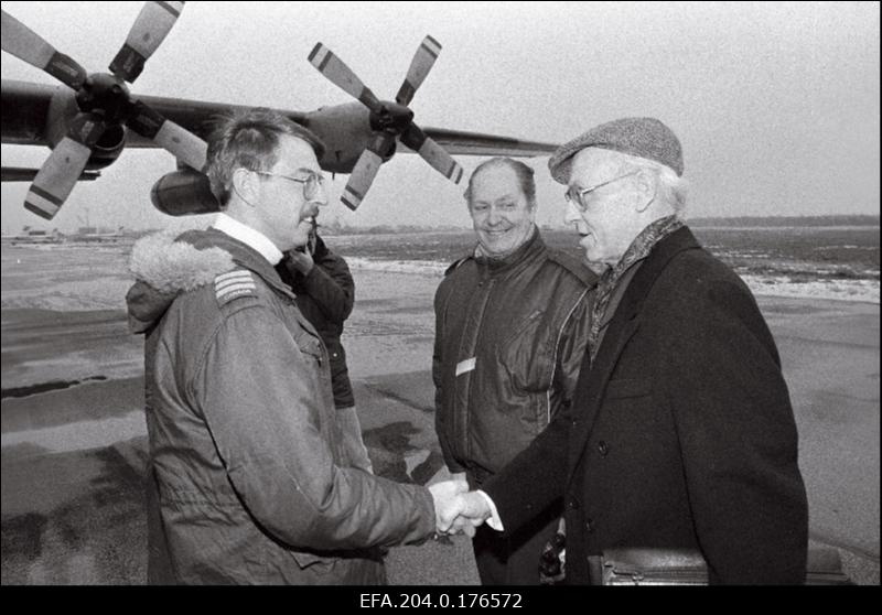 Põhja-Atlandi Lepingu Organisatsiooni (NATO) õhujõudude baasist Saksamaalt  saabunud Kanada transpordilennuki C-130 Hercules kolonelleitnant Margus Aruja (vasakul) ja välisminister Lennart Meri  Tallinna Lennujaamas.