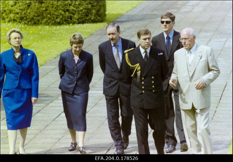 Eesti Vabariigi president Lennart Meri (ees paremalt) ja Tema Kuninglik Kõrgus Prints Andrew, Yorki Hertsog Kadriou lossi aias. Vasakul presidendi abikaasa Helle Meri.