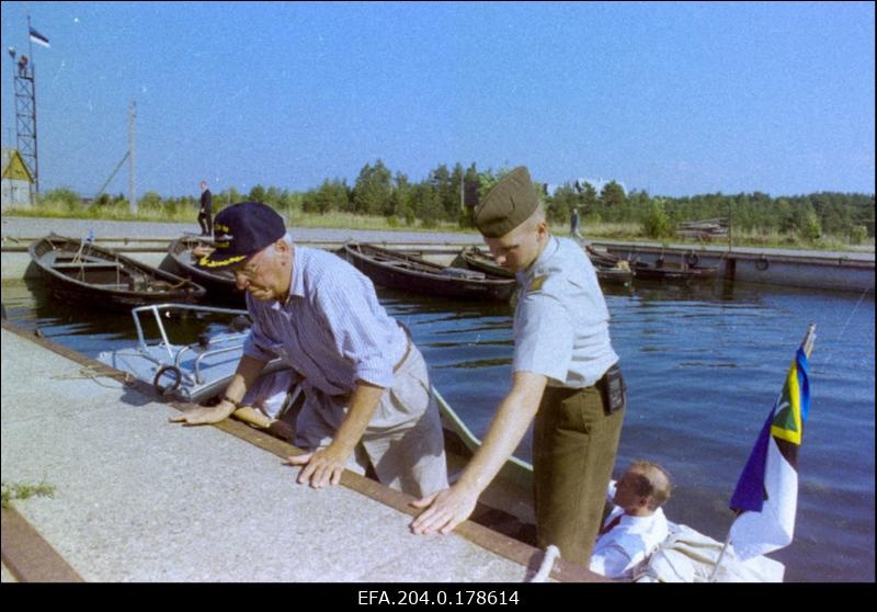 President Lennart Meri (vasakul) Salinõmme sadamas.