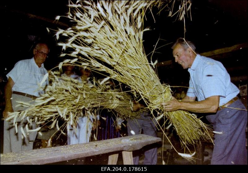 President Lennart Meri (vasakul) Soera talumuuseumis rehepeksul.