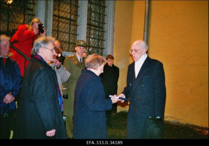 Paul Johanseni büsti avamine Tallinna Linnaarhiivis. Paul Johanseni poeg Christian ja tütar Ulla Johansen kingivad Eesti Vabariigi presidendile Lennart Merele Paul Johanseni publikatsioonid.