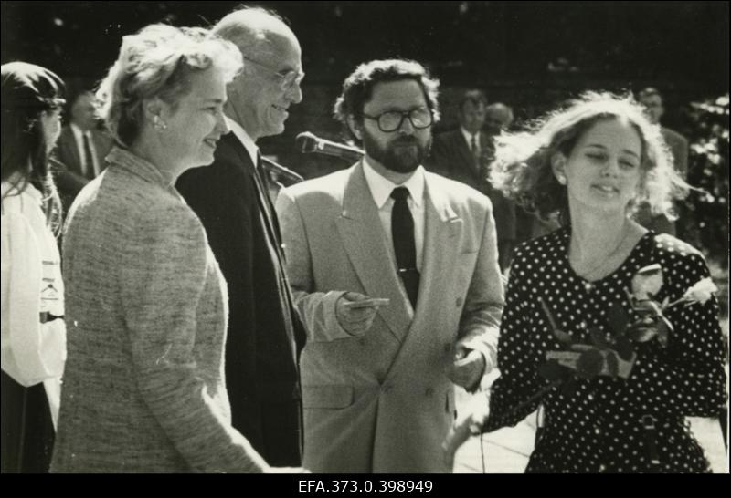 Kutse- ja üldhariduskoolide parimate lõpetajate vastuvõtt Kadrioru lossi aias.Vasakult 1 Helle Meri, 2. president Lennart Meri, 3. haridusminister Peeter Kreitzberg.