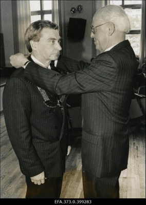 President Lennart Meri Tallinna Pedagoogikaülikooli rektori Mait Arvisto inaugureerimisel.  similar photo