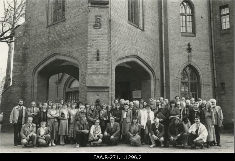 Ajalooarhiivi 70. a juubelikonverentsist osavõtjate grupifoto Sangaste lossi ees