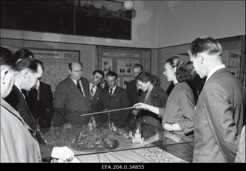 Soome Kommunistliku Partei talupoegade - aktivistide delegatsioon tutvumas Rakvere rajoonidevahelise koduloomuuseumiga.
